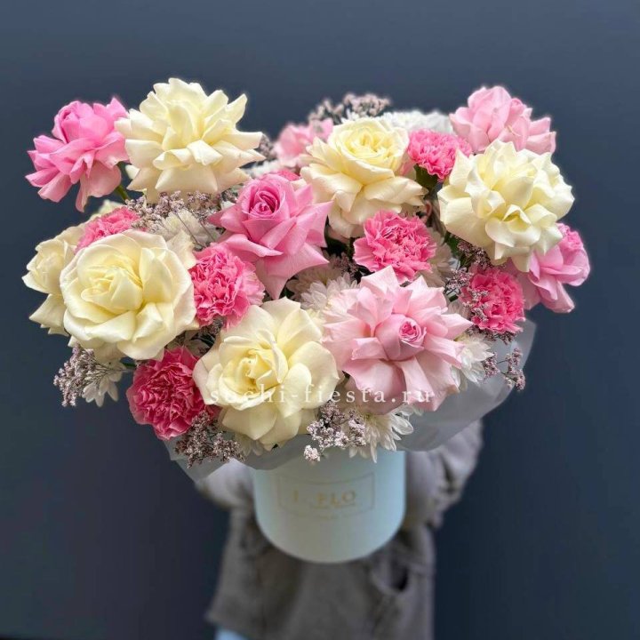 Коробка французских роз и диантусов "Бони" в Рязани