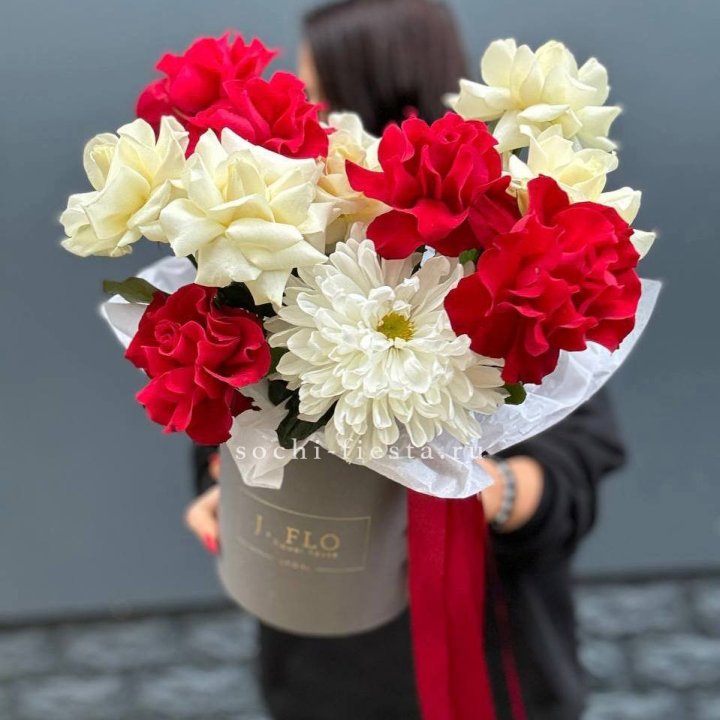 Французские розы с хризантемой в боксе в Рязани