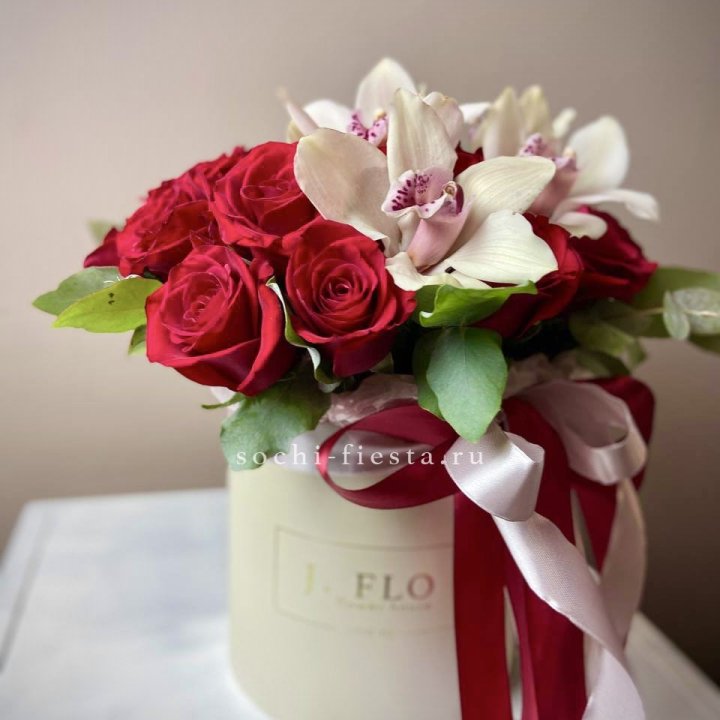 Розы и орхидеи в боксе в Рязани