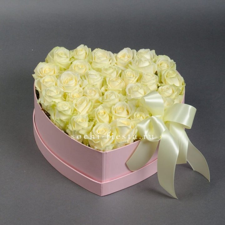 35 белых роз в коробке "Сердце" в Рязани