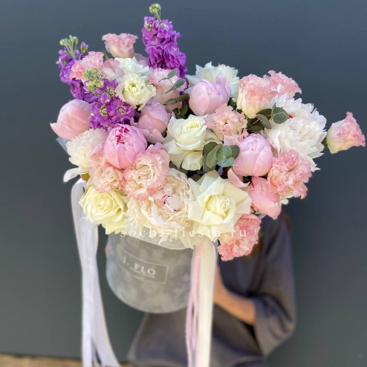 Дизайнерский цилиндр с пионами "Ривьера" в Рязани