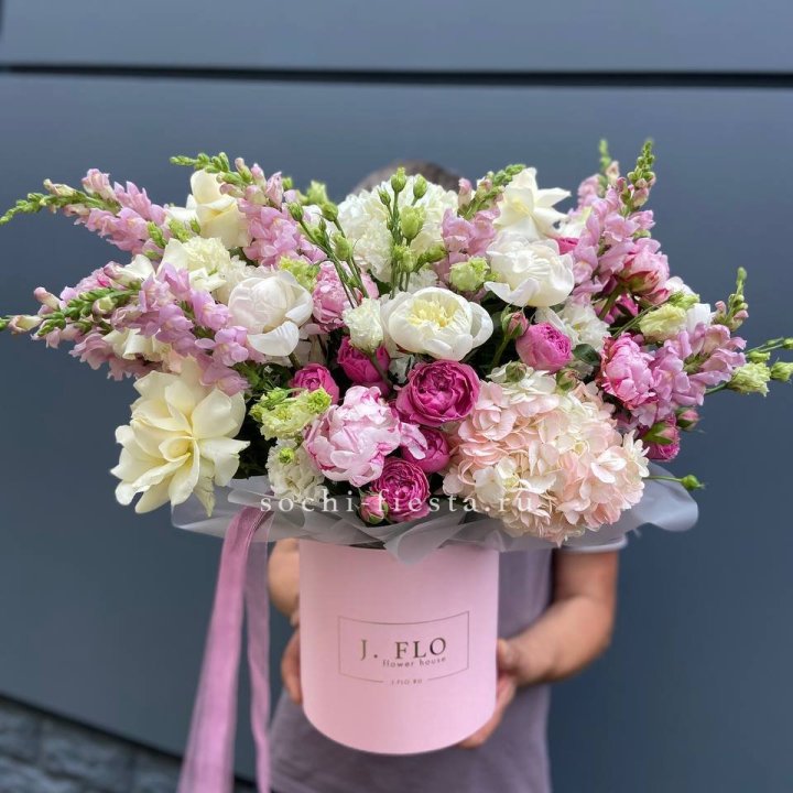 Дизайнерский цилиндр с пионами "Саманта" в Рязани