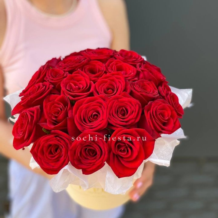 Красные розы в цилиндре в Рязани