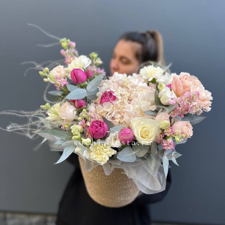 Цветочная композиция в джутовом боксе  в Рязани