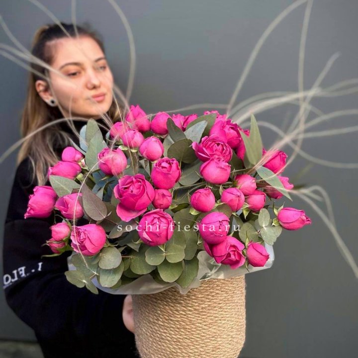 Пионовидные розы Мисти Бабблс в джутовом кашпо в Рязани