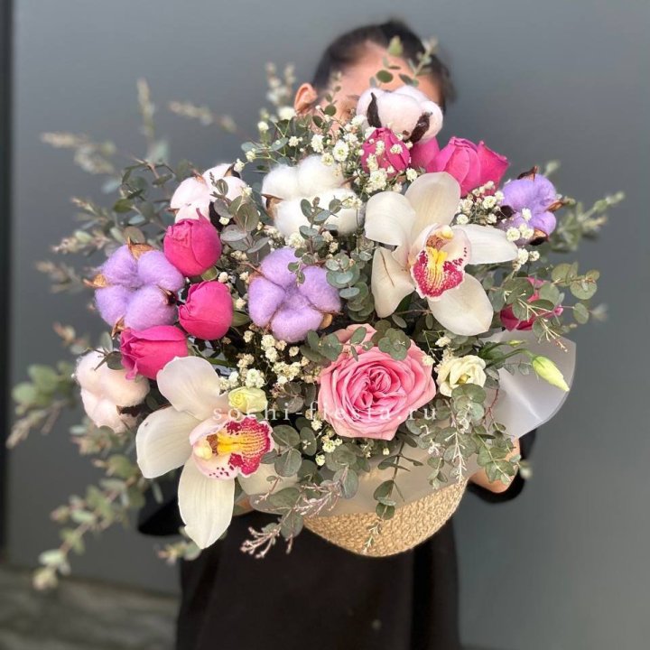 Орхидея и розы в джутовом кашпо в Рязани