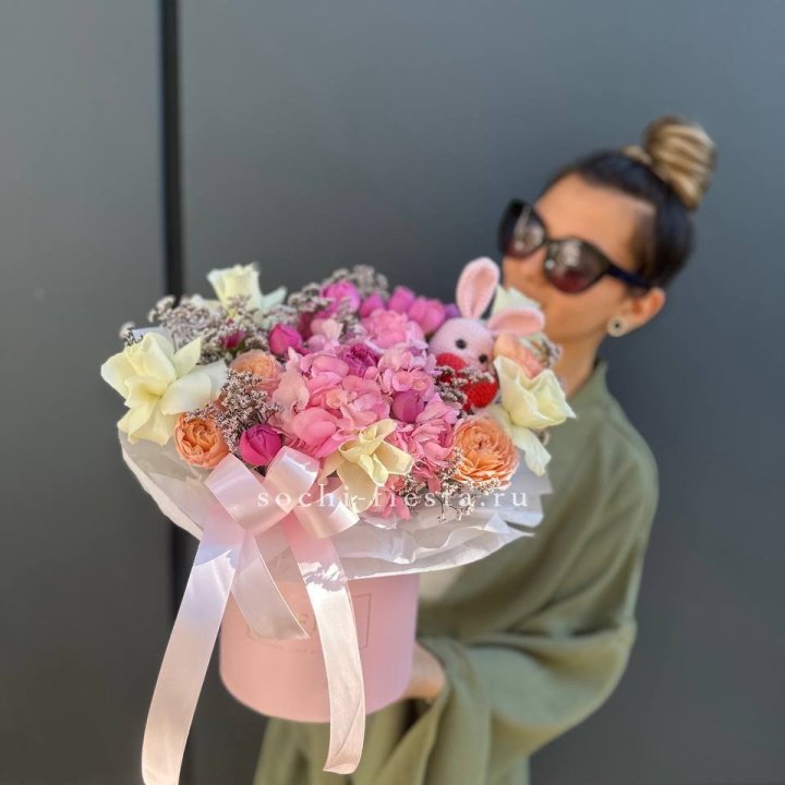 Дизайнерский цилиндр с игрушкой "Лола" в Рязани