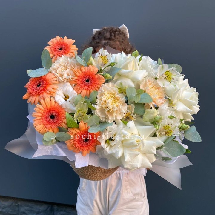 Розы и герберы в джутовом кашпо "Георгино" в Рязани