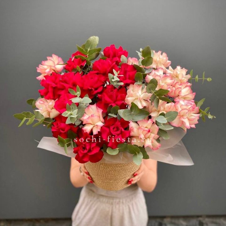 25 Французских роз в джутовом кашпо  в Рязани