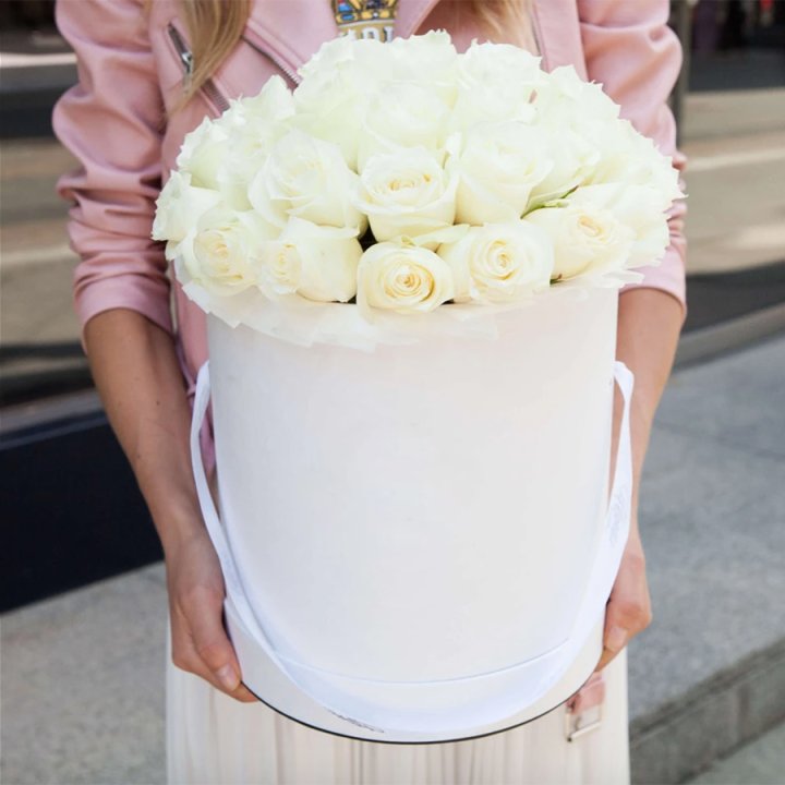 35 белых роз в цилиндре в Рязани