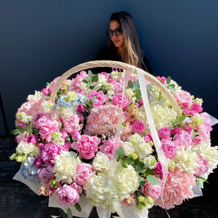 Цветочная корзина из пионов и пионовидных роз "Перфекте" в Рязани