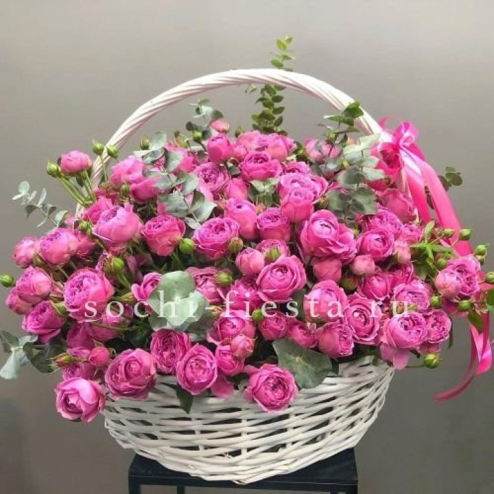 65 пионовидных кустовых роз в корзине в Рязани