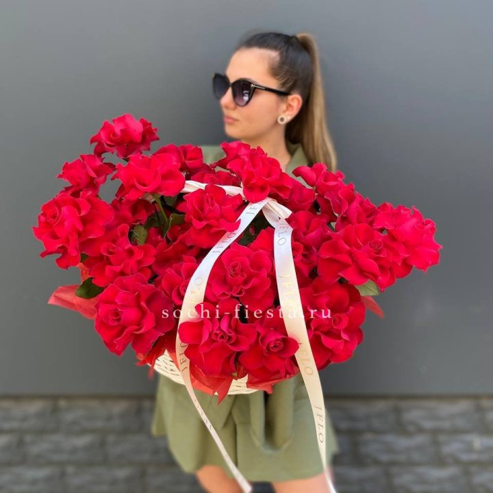 Красные французские розы в корзине в Рязани