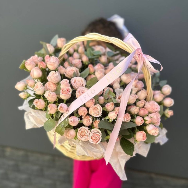 Корзина кустовых пионовидных роз в Рязани