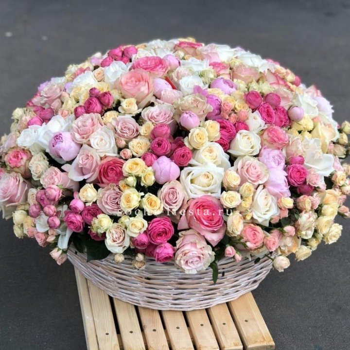 Цветочная корзина из пионов и пионовидных роз "Юниверсити" в Рязани