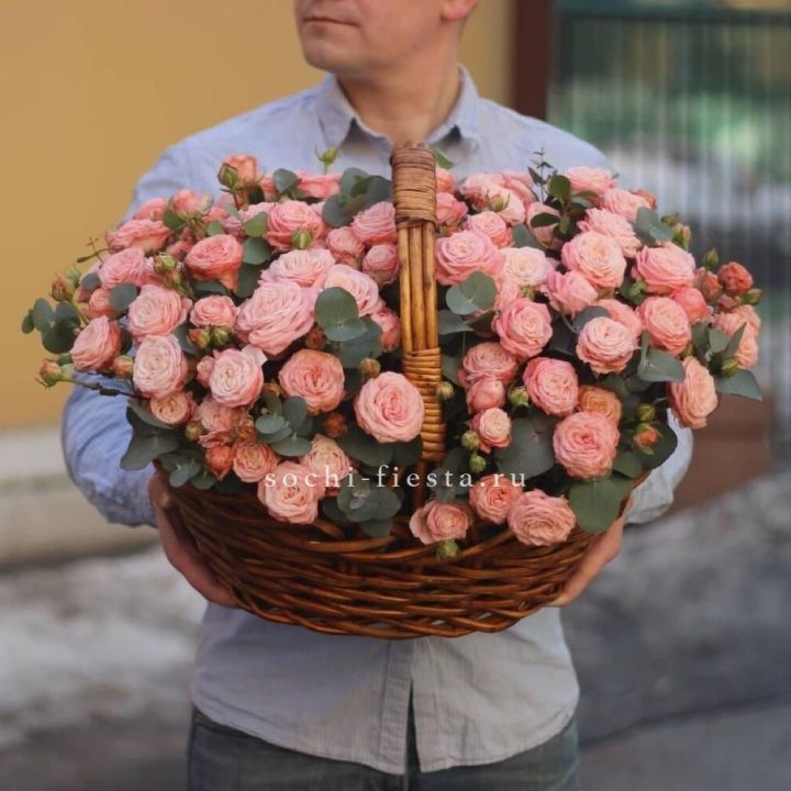 Корзина из 101 пионовидной розы в Рязани