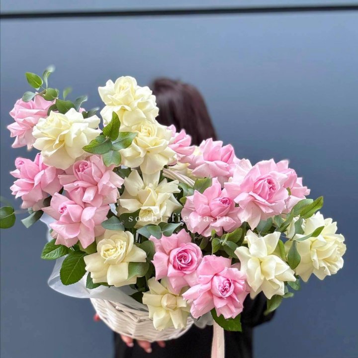 25 Французских роз в корзине в Рязани