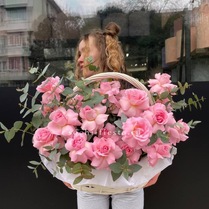 25 роз в цветочной корзине  в Рязани