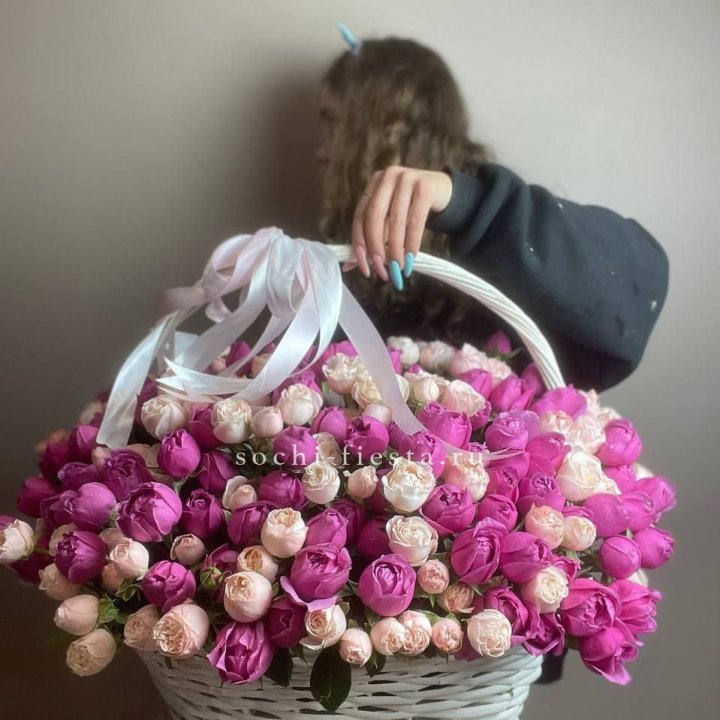 Премиум корзина пионовидных кустовых роз в Рязани