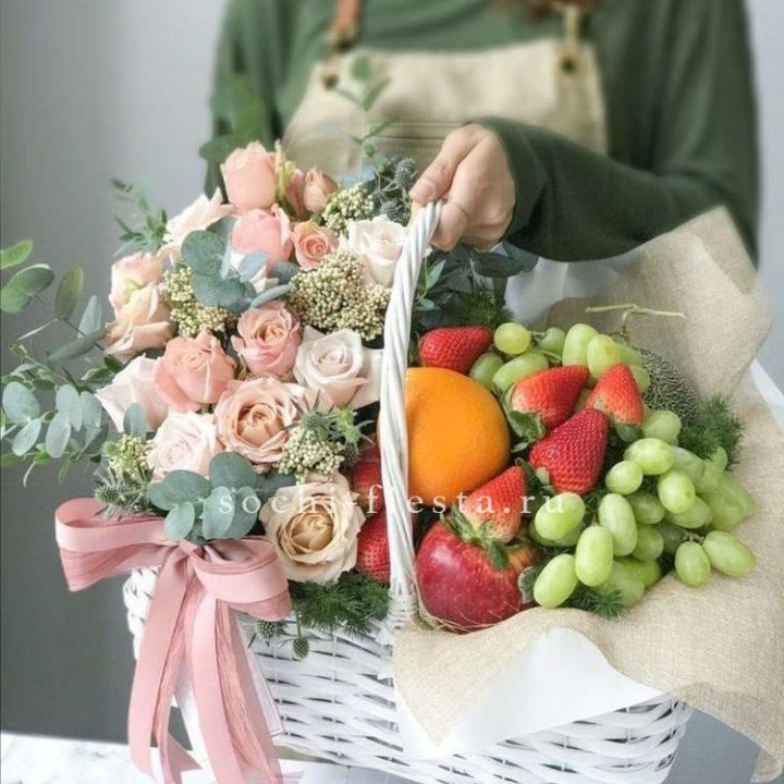 Фруктовая корзина c цветами в Рязани