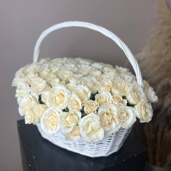 101 белая роза в корзине в Рязани