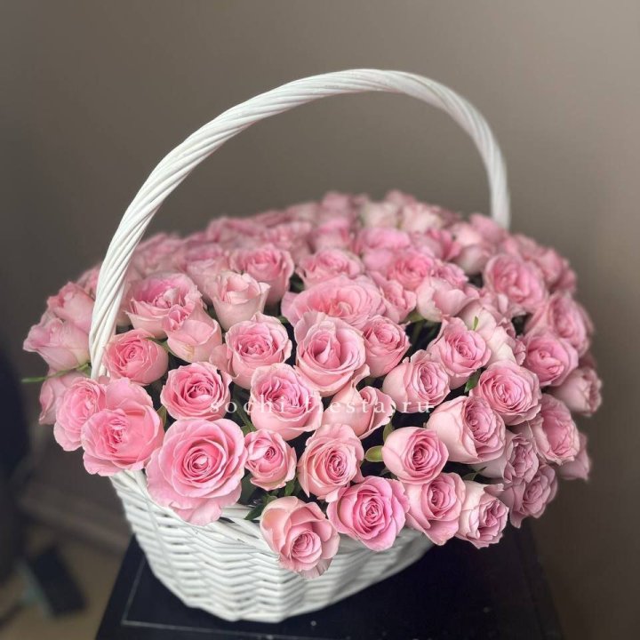 101 розовая роза в корзине в Рязани