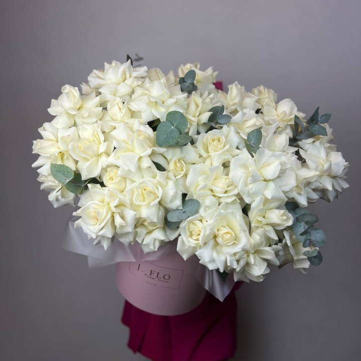 37 белых роз в боксе в Рязани