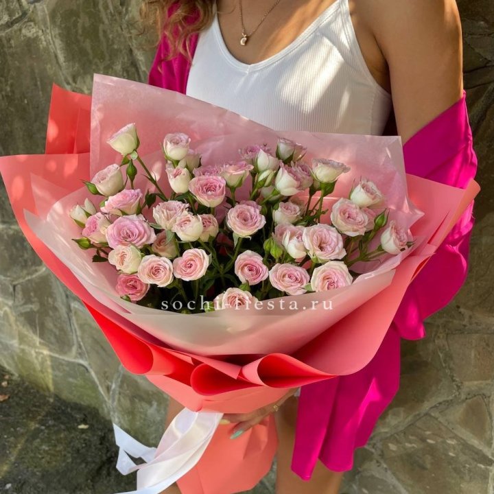 Розовые кустовые розы в Рязани