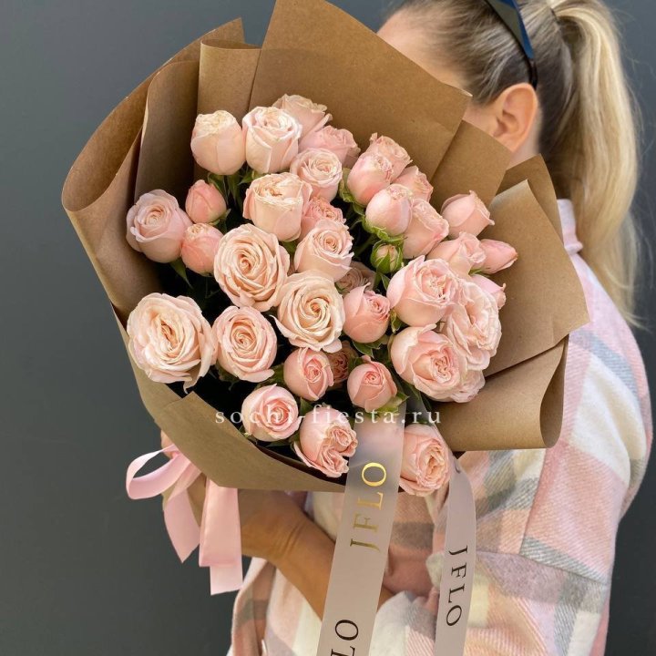 Кустовые розы Бомбастик в крафте в Рязани