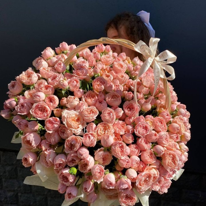 Корзина из пионовидных роз в Рязани