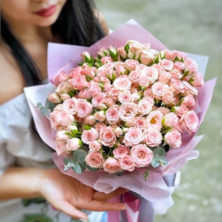 Кустовые розы с эвкалиптом в Рязани