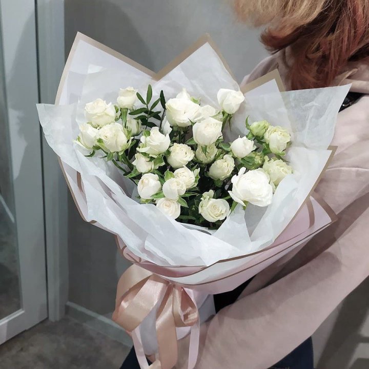 Белоснежные кустовые розы в Рязани