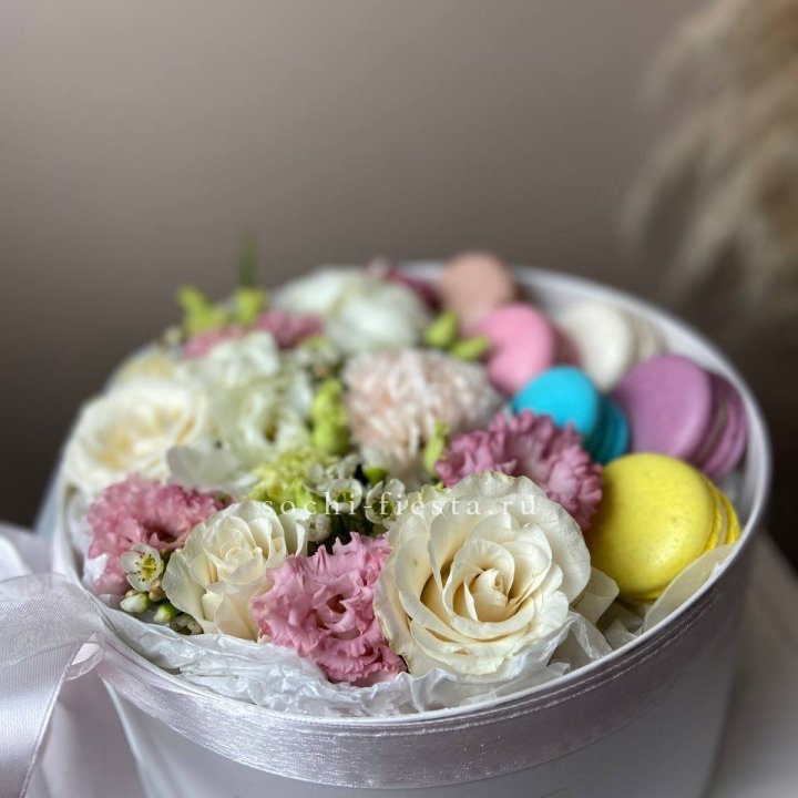 Цветы в цилиндре с макаронс "Прованс" в Рязани