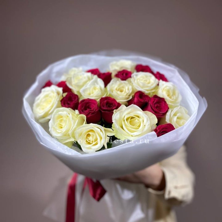 Букет их красных и белых 25 роз в Рязани
