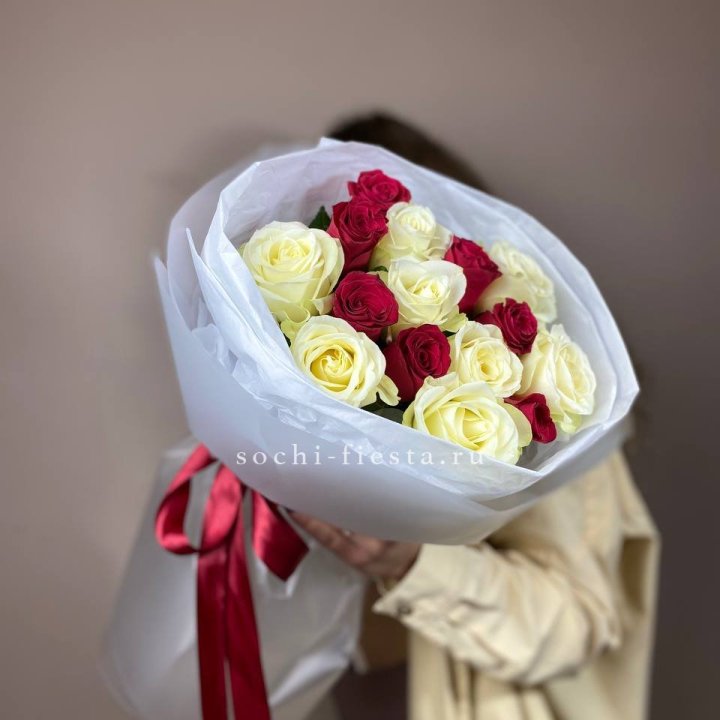 Букет из красных белых 15 роз в Рязани