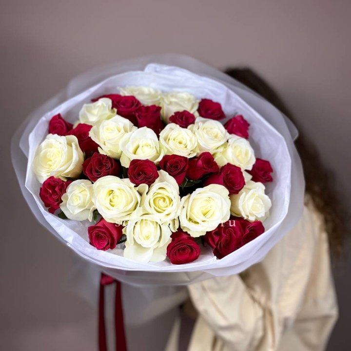 Букет из красных белых 35 роз в Рязани