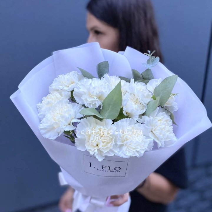 Букет белых диантусов с эвкалиптом в Рязани