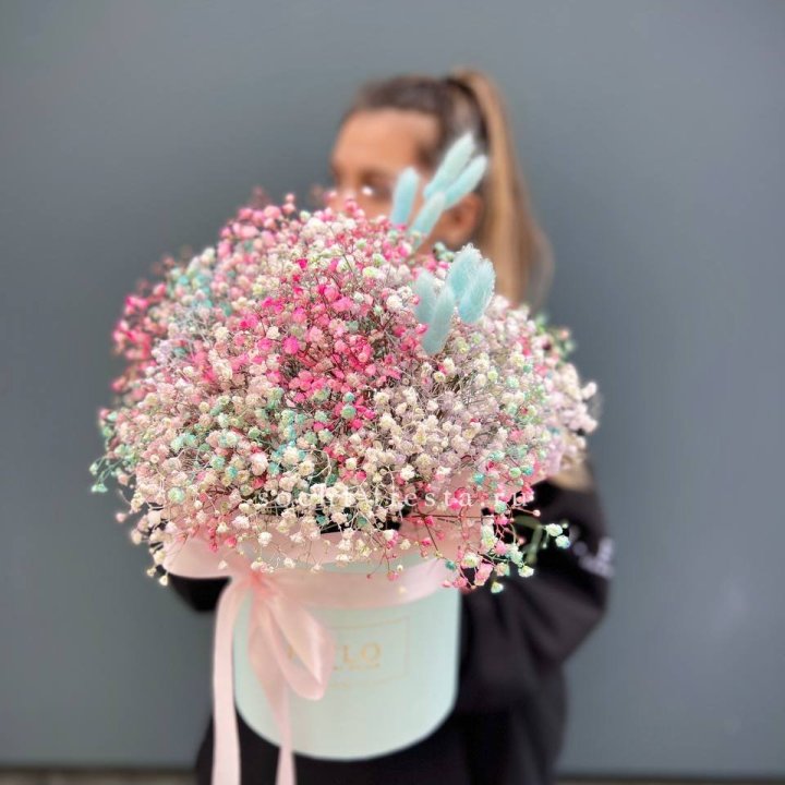 9 Радужных гипсофилы в шляпной коробке в Рязани