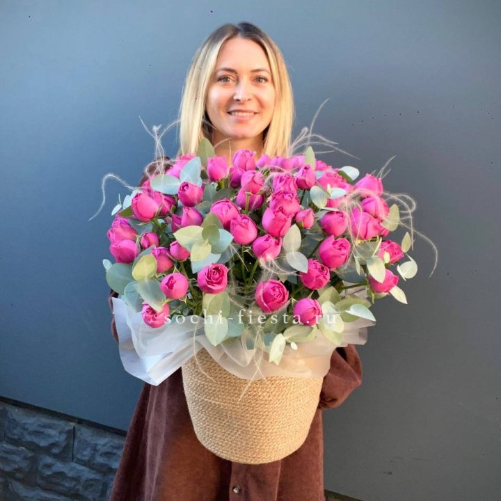 Пионовидные розы  в джутовом кашпо  в Рязани