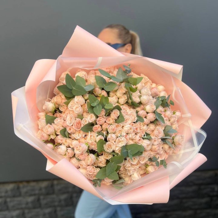 101 кустовая роза с эвкалиптом в Рязани