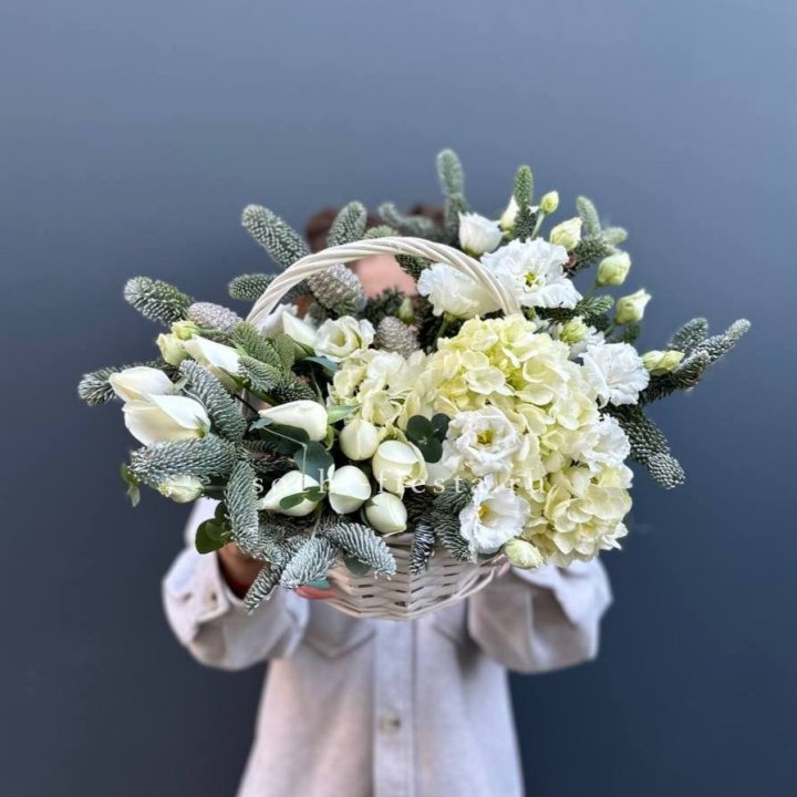 Новогодняя корзина с цветами в Рязани