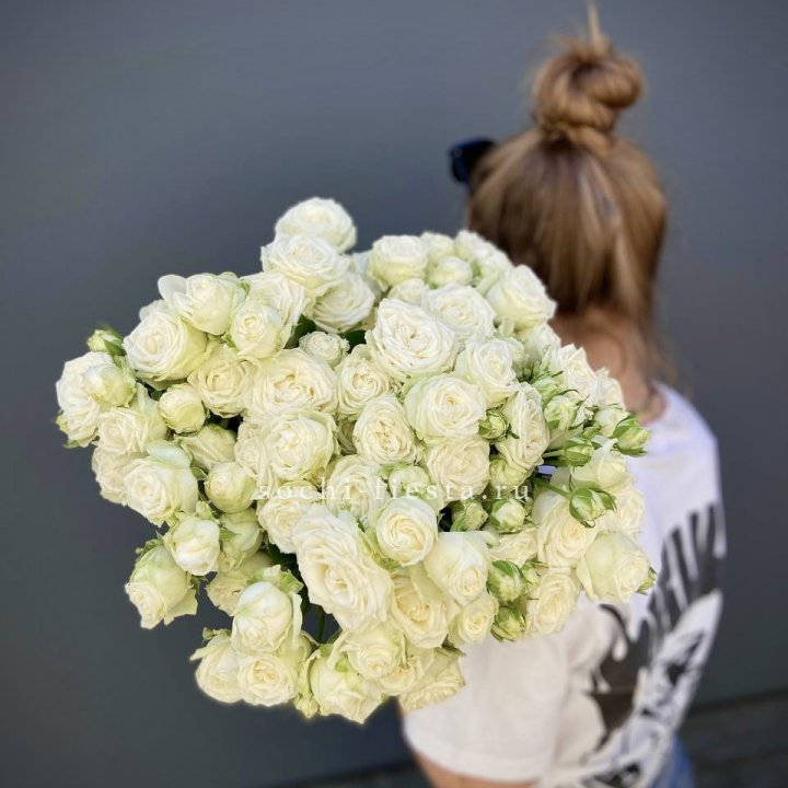 Охапка кустовых роз бомбастик  в Рязани