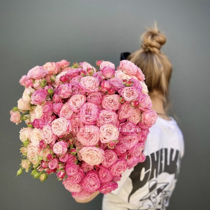 Охапка кустовых роз бомбастик пинк в Рязани
