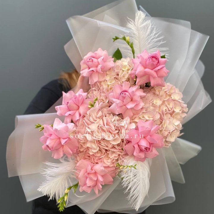  Букет  из гортензий и розовых роз в Рязани