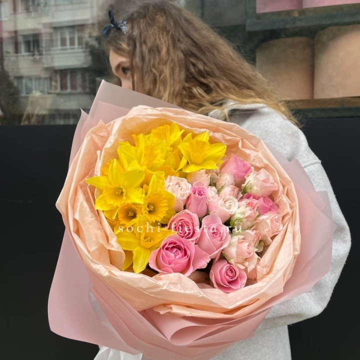 Букет роз и нарциссов в Рязани