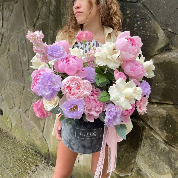 Дизайнерский цилиндр с пионами в Рязани