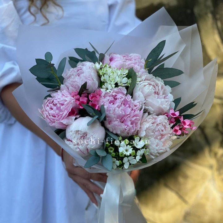 7 зефирных пионов с эвкалиптом в Рязани