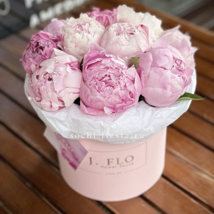 Цилиндр с пионами "Лилу" в Рязани