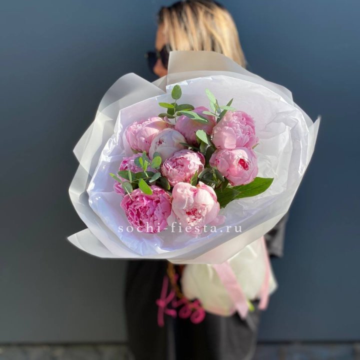 9 пионов с эвкалиптом в Рязани