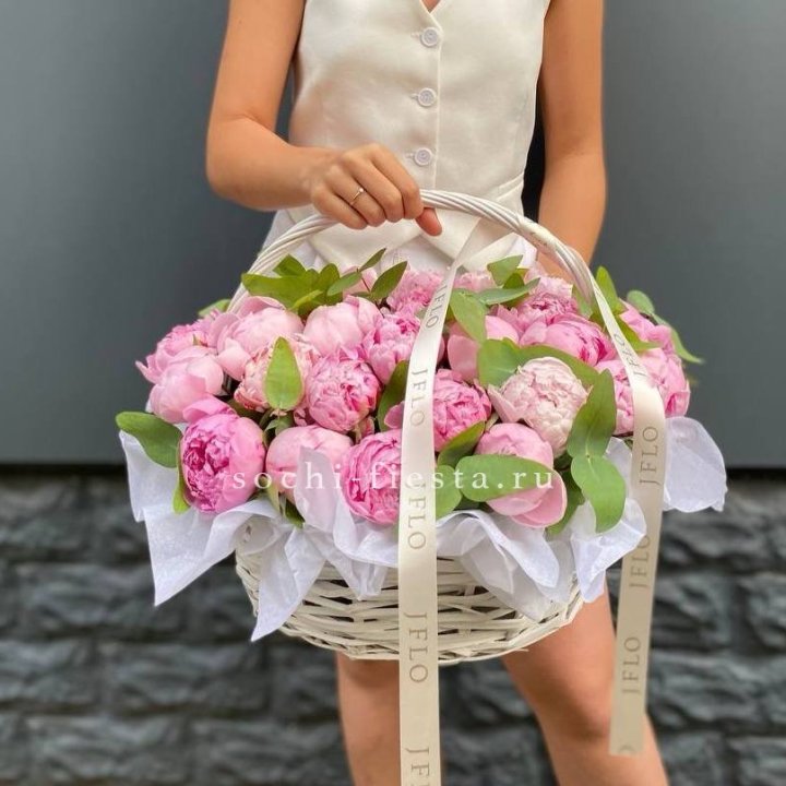 29 пионов в корзине в Рязани